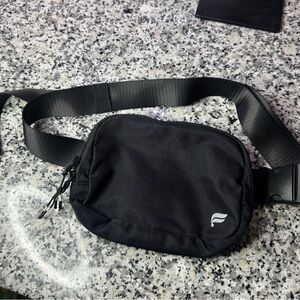 Fabletics | Women's The Belt Bag In Black Nylon Minimal Athletic
